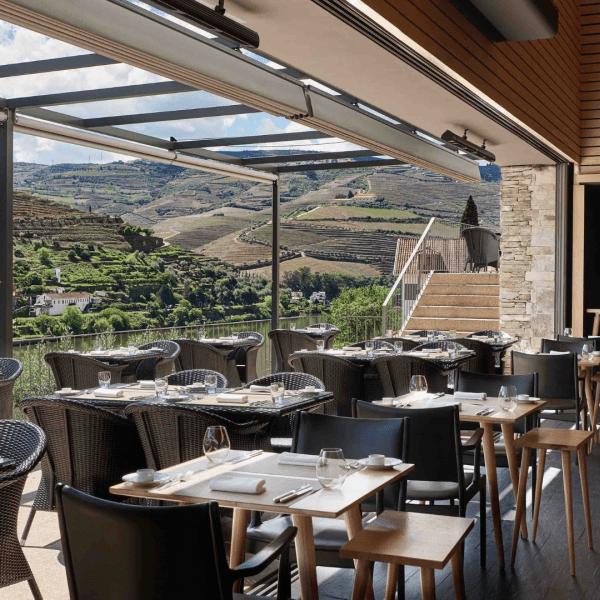  Hotel Quinta de la Rosa, piscina com vista deslumbrante, sala de tratamento de spa, cozinha de restaurante gourmet, experiência de prova de vinhos, paisagem do Vale do Douro.